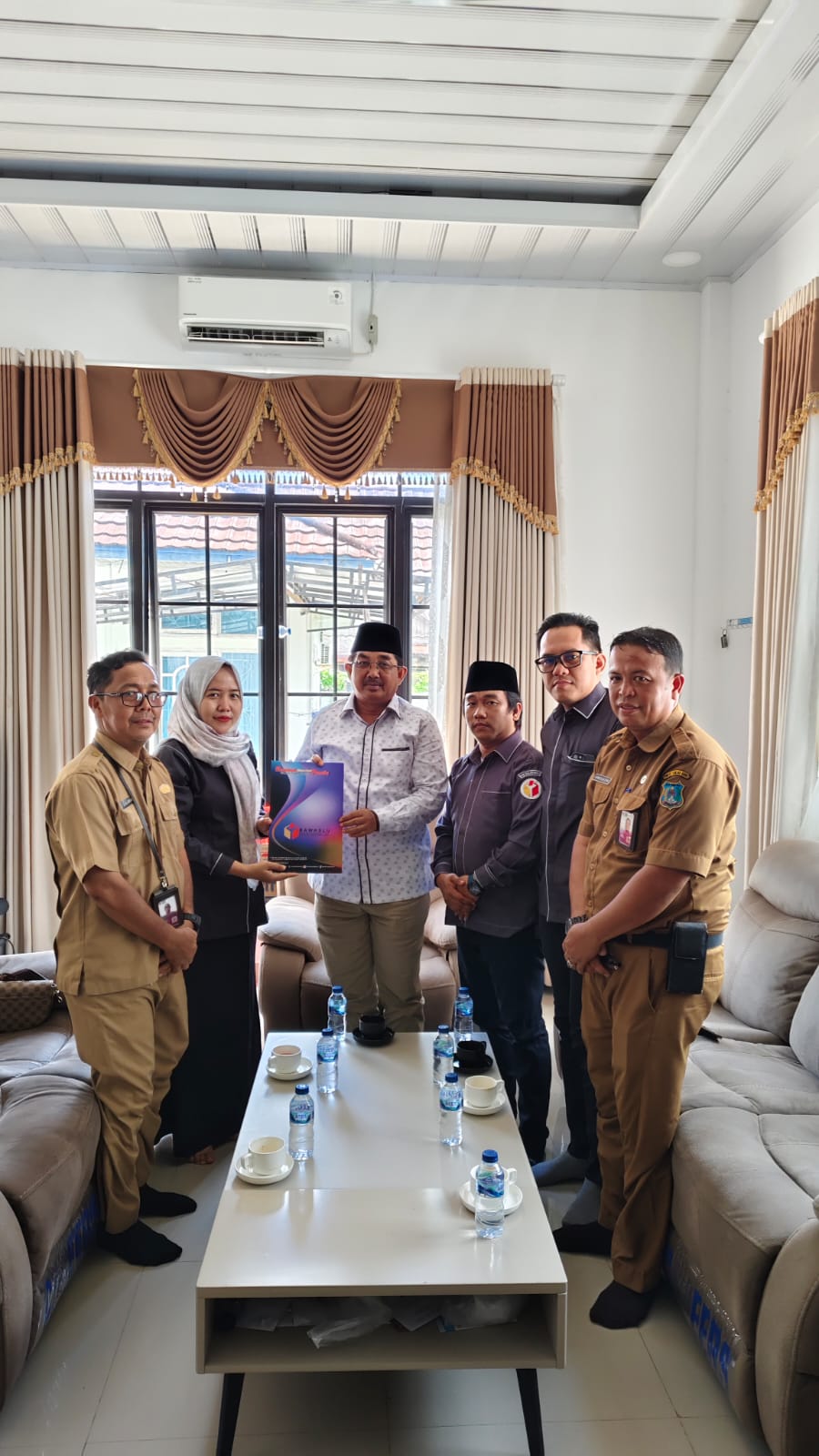 Pengembalian sisa dana hibah Bawaslu Kabupaten Tanjab Barat kepada Bupati Kab Tanjab Barat Bapak  Drs. H. Anwar Sadat, M.Ag