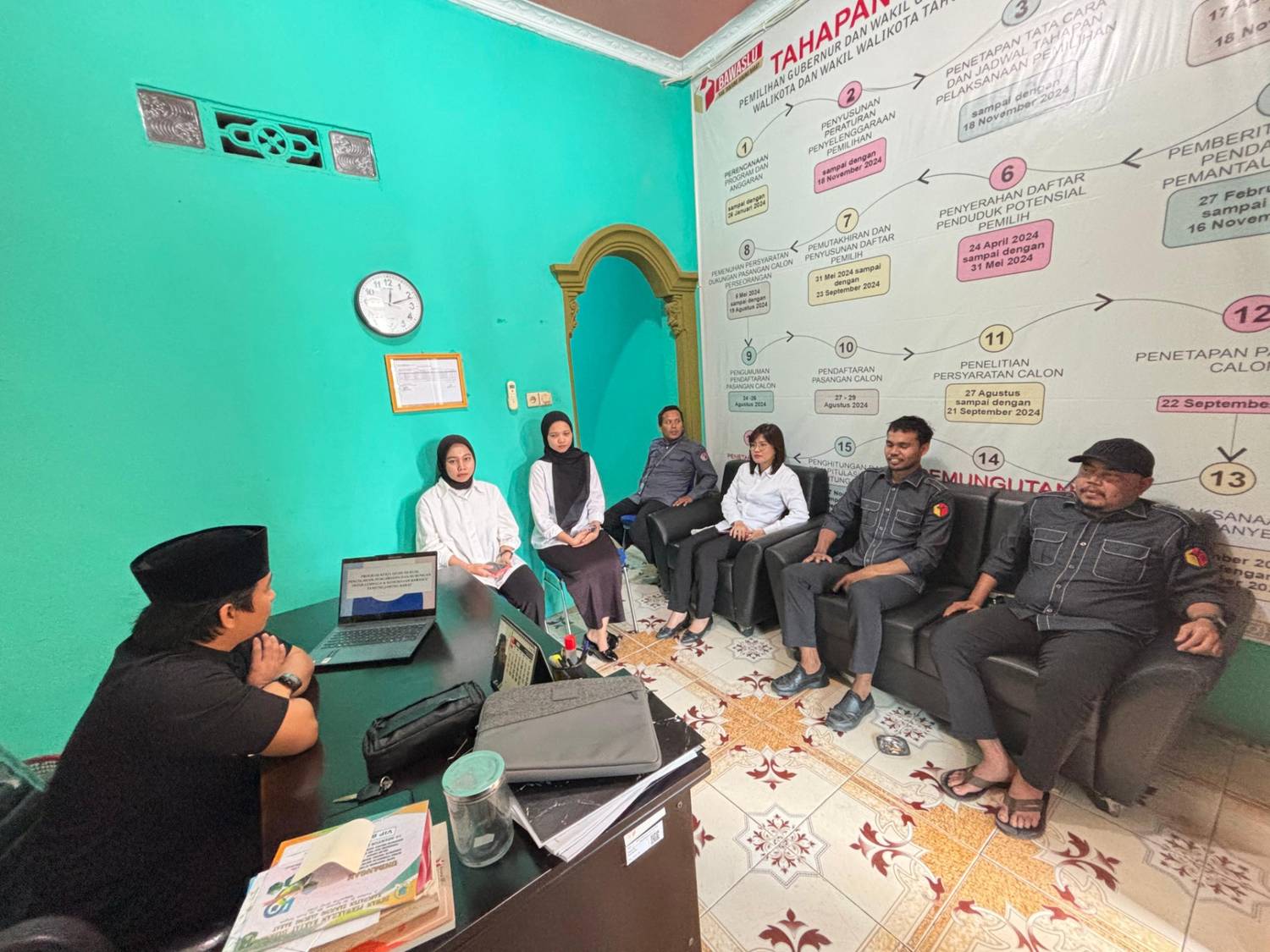 Anggota Bawaslu Kabupaten Tanjab Barat Nurhadi Prabowo memberikan arahan program kerja dimasa non tahapan 