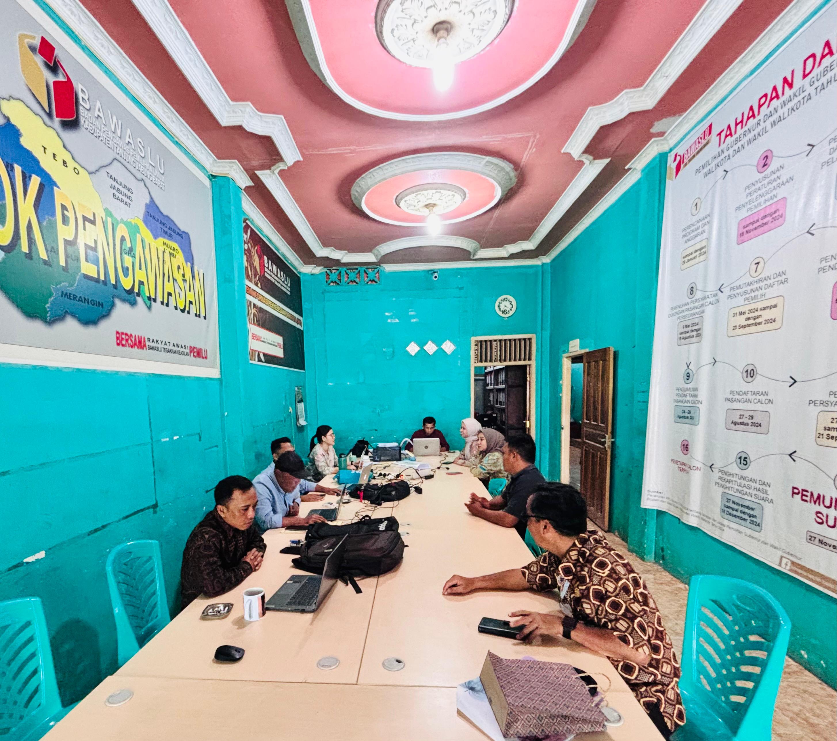 Rapat evaluasi kinerja pegawai di lingkungan Bawaslu Kabupaten Tanjung Jabung Barat Tahun 2025.