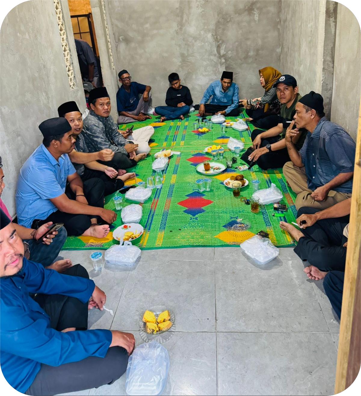 Suasana diskusi demokrasi Bawaslu Kabupaten Tanjung Jabung Barat bersama tokoh masyarakat dan masyarakat sipil yang berlangsung secara lesehan dan dialogis.