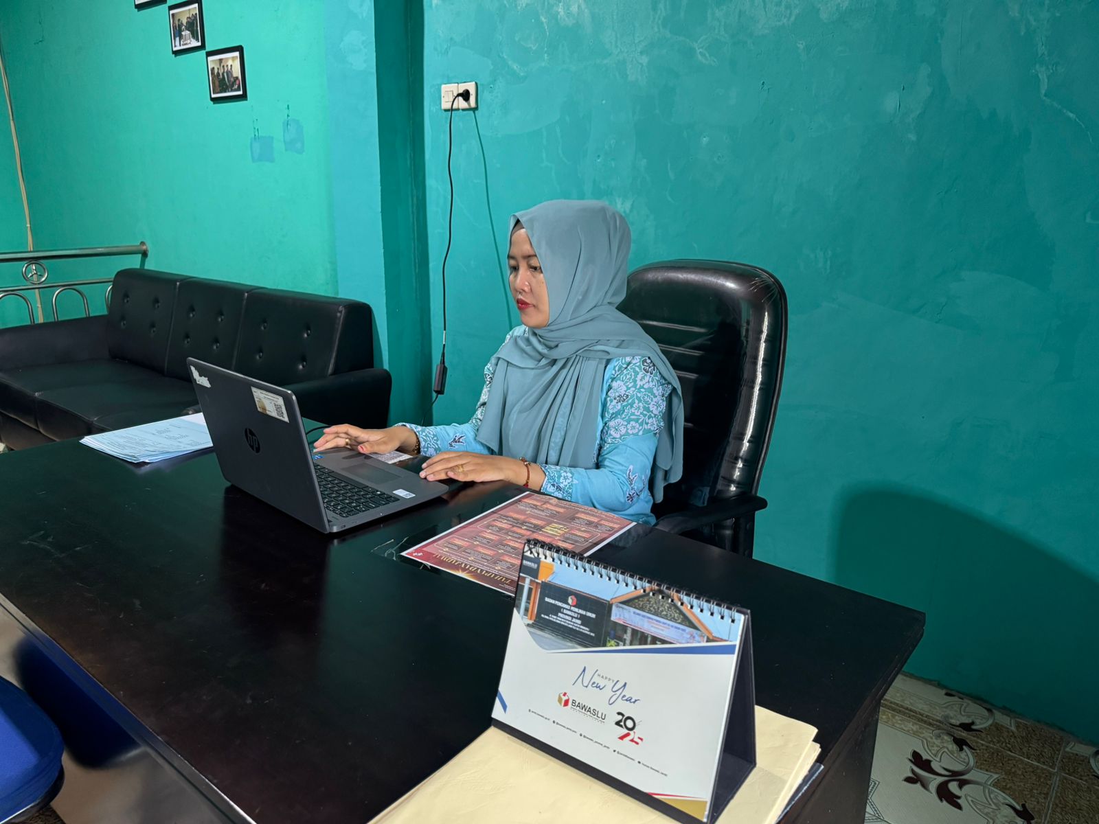 Ketua, Anggota, dan staf Bawaslu Tanjung Jabung Barat mengikuti rapat daring pembahasan pelaporan konsolidasi demokrasi melalui layar komputer.