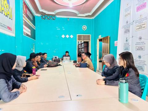 Pimpinan dan staf Bawaslu Tanjung Jabung Barat mengikuti rapat koordinasi internal.
