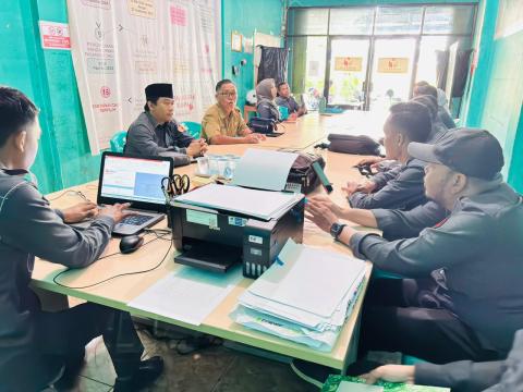 1. Suasana rapat pembinaan dan pembagian tugas staf Bawaslu Kabupaten Tanjung Jabung Barat dalam rangka penguatan kinerja pengawasan pemilu.