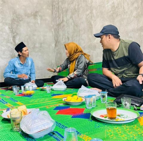 Pimpinan, komisioner  dan staf Bawaslu Kab. Tanjung Jabung Barat berdialog dengan tokoh masyarakat dalam diskusi pemetaan isu demokrasi di luar tahapan Pemilu.