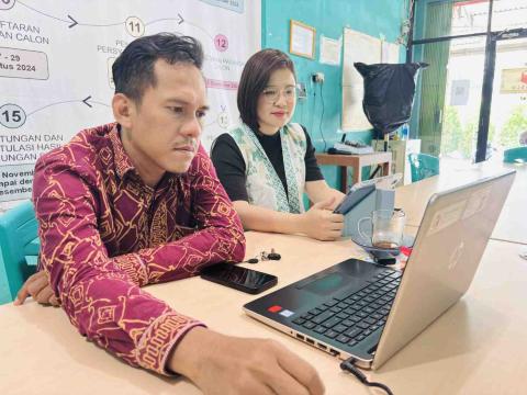 Ketua, Anggota, dan staf Bawaslu Tanjung Jabung Barat mengikuti rapat daring pembahasan pelaporan konsolidasi demokrasi melalui layar komputer.