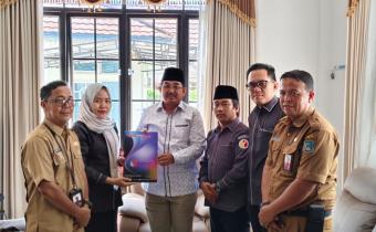 Pengembalian sisa dana hibah Bawaslu Kabupaten Tanjab Barat kepada Bupati Kab Tanjab Barat Bapak  Drs. H. Anwar Sadat, M.Ag