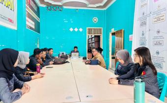 Pimpinan dan staf Bawaslu Tanjung Jabung Barat mengikuti rapat koordinasi internal.
