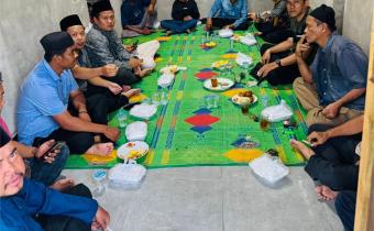 Suasana diskusi demokrasi Bawaslu Kabupaten Tanjung Jabung Barat bersama tokoh masyarakat dan masyarakat sipil yang berlangsung secara lesehan dan dialogis.